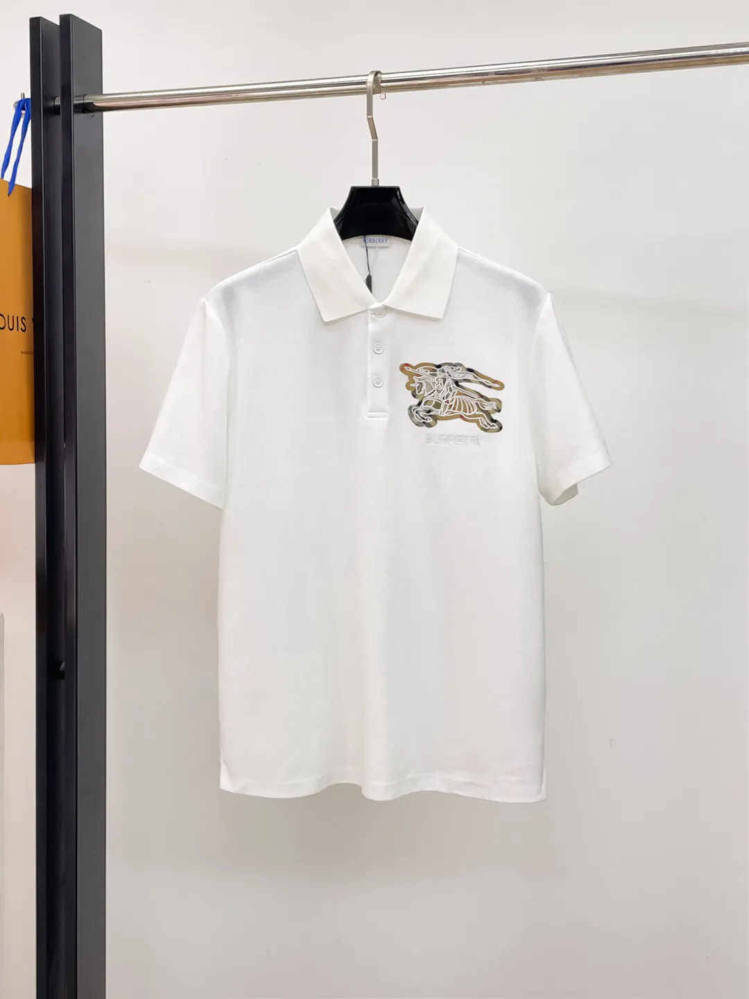 BURBERRY New Arrival Polo shirt, complete with three labels, original fabric, original customized accessories, official Same Style, using 210 grams of pure cotton pique fabric, customized same-tank dyed fabric, very comfortable and smooth to the touch, very wide and stylish, produced by a first-line brand on behalf of Factory, imported Behringer embroidery machine, embroidery is full and textured, imported Kangli direct-injection machine, printing is clear and textured, the collar rib is woven with imported yarn It will not lose shape after being worn for a long time. It is the most New Arrival style in spring and summer. It is fashionable and individual. It is super Versatile and looks good. It is very suitable for both men and women. It is a must-have for everyone. Size: S-XXL